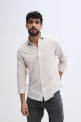 Camisa de manga larga de lino y algodón color celeste, con fit semi slim y cuello clásico.
