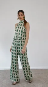 Pantalon de seda con estampado geométrico en tonos verde y crema, de corte recto y holgado con cintura elástica.