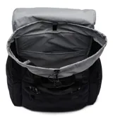 Mochila Columbia Trail Traveler de 28 litros, color negro, con cierre de solapa superior y hebillas. Cuenta con un compartimento principal, un bolsillo frontal para accesorios, dos bolsillos exteriores con cremallera, espacio acolchado para laptop de hasta 15 pulgadas, espalda acolchada con espuma y correa de esternón ajustable.