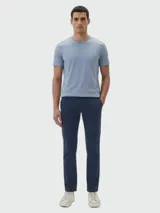 Pantalón de vestir BOSS modelo Flat Packed, color azul marino, de corte recto y diseño clásico.