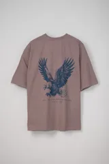 Remera de manga corta en color gris con estampa de águila en la espalda y texto decorativo.