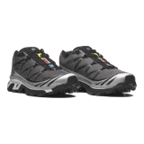 Championes Salomon XT-6, calzado de trail running adaptado para uso urbano. Diseño en color negro, gris, rojo y blanco, con sistema de cordones de ajuste rápido Quicklace y suela de gran tracción.