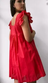 Vestido corto fucsia con escote cuadrado y mangas cortas con volados.
