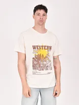 Remera blanca de algodón con estampado frontal de tres árboles de Josué en un círculo amarillo y texto "Desert Vibes" y "Joshua Tree National Park".