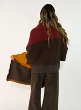 Pashmina de tejido de punto con diseño de bloques de color en tonos grises, con terminaciones acanaladas en los extremos.