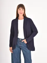 Saco de tejido de punto con diseño estampado animal print en tonos negro y gris, de corte abierto y manga larga.