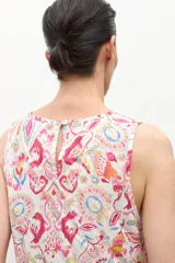 Blusa sin mangas con estampado paisley en tonos rojos, rosados, amarillos y blancos.