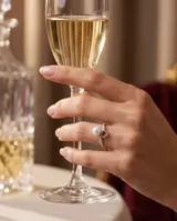 Anillo de plata 925 con diseño abierto, presenta una perla central y un detalle de corazón con circonias incrustadas.