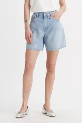 Short de jean celeste de tiro alto, corte holgado y largo a medio muslo.