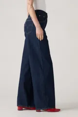 Jean de corte baggy con tiro medio y pierna ancha, confeccionado en denim de color azul oscuro sin elasticidad.