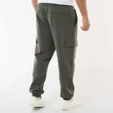 Pantalón cargo color verde militar, con bolsillos laterales tipo cargo, cintura elástica y puños ajustados en los tobillos.