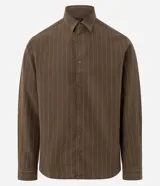 Camisa de corte comfort en color marrón con diseño de rayas verticales finas. Presenta cuello inglés, cierre frontal abotonado y mangas largas con puños. Confeccionada en una mezcla de liocel y lino.