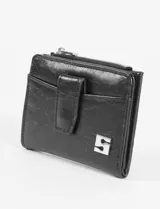 Billetera tipo flap de acabado brillante, con cierre frontal a presión y compartimento con cierre superior. Presenta un aplique metálico decorativo en la parte inferior.