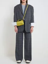 Pantalón de vestir gris con diseño a cuadros, de corte recto.