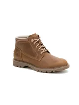 Bota de caña media Cat modelo Colorado, confeccionada en cuero color marrón. Presenta cierre de cordones, cuello acolchado y suela de goma dentada para mayor tracción.