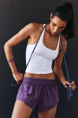 Musculosa blanca de punto liso y elástico, con escote cuadrado y breteles anchos.