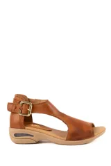 Sandalia baja Vanzetti modelo Grace, color beige, confeccionada en cuero con diseño de tiras anchas, hebilla metálica dorada lateral y suela con tecnología de burbuja para mayor comodidad.