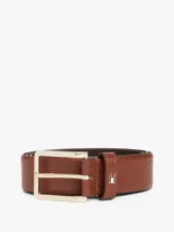 Cinturón de cuero marrón con textura granulada y hebilla metálica rectangular de color dorado. Presenta un pequeño logo rectangular de Tommy Hilfiger en la trabilla.