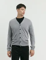 Cardigan de punto con escote en V, cierre frontal con botones, manga larga y detalles de tejido menguado en las sisas.