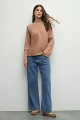 Polera marrón de tejido tramado, cuello alto y mangas largas acampanadas.