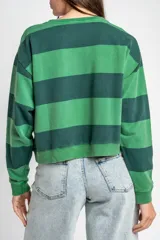 Sweater de algodón peinado a rayas horizontales en tonos verde oscuro y verde claro, con diseño de cuello redondo y bordado frontal con la frase "The Creative Club URUGUAY".