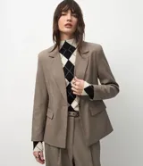Blazer sastrero de silueta entallada tipo reloj de arena, con estampado pied-de-poule en tonos marrones y beige. Cuenta con solapas clásicas, cierre frontal de un botón, bolsillos con solapa y mangas largas.