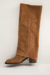 Bota de caña alta de gamuza color marrón, con diseño volcado y taco cuadrado.
