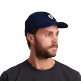 Gorra Roark modelo Nomad, color azul marino, con visera curva y parche circular frontal con logo bordado.