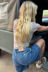 Bermuda de jean azul vintage, de corte recto y tiro alto.