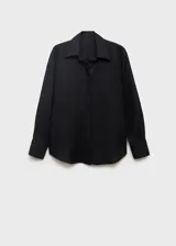 Camisa de lino color negro, de diseño oversize, con cuello camisero, cierre frontal de botones y manga larga con puños abotonados.