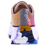 Championes Converse Run Star Hike de caña baja, con capellada de tela tejida multicolor a rayas horizontales, cordones lilas y suela de plataforma blanca con detalles dentados en colores.