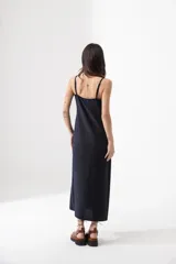 Vestido largo de lurex azul marino con breteles finos.