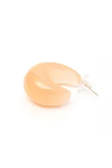 Aros tipo argolla gruesa y abombada, de color blanco y acabado brillante.