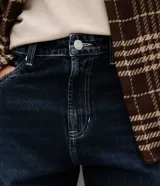 Pantalón de jean con corte recto, tiro medio y diseño de cinco bolsillos. Confeccionado en denim de algodón con un toque de elastano, presenta un lavado clásico y cierre frontal con botón y cremallera.