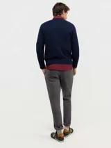 Jersey de hombre cuello redondo, confeccionado en tejido de lana merino, con diseño liso, manga larga y puños acanalados. Presenta logo bordado en el pecho.