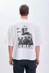 Remera blanca de corte amplio con estampado en la espalda de Mando y Grogu de la serie The Mandalorian, con texto "His name is Grogu".