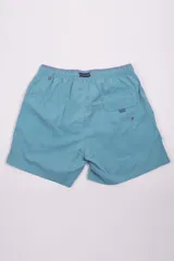 Short de baño amarillo con cintura elástica y cordón ajustable. Presenta bolsillos laterales, un bolsillo trasero y logo bordado en la parte inferior. Incluye suspensor interno y está confeccionado en tela ligera de secado rápido.