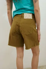 Short de tiro medio color marrón, con corte recto y terminación de ruedo deshilachado.