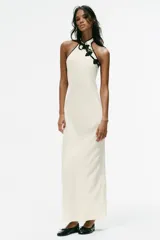 Vestido midi de jacquard con cuello halter, vivos a contraste y detalle de alamares en el pecho.