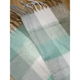 Bufanda rectangular de tejido grueso con diseño de cuadros en tonos azul, naranja, gris y beige, terminada con flecos en los extremos.