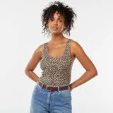 Camiseta sin mangas de mujer, corte ajustado, con escote redondo y estampado de leopardo en tonos beige y marrón oscuro.