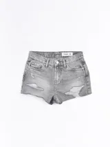 Short de denim de tiro medio, color gris con efecto acid wash, bolsillos delanteros y traseros, y detalles de roturas en el frente.