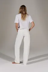 Jeans Z1975 de tiro bajo y pernera recta, con diseño de cinco bolsillos y cierre frontal con cremallera y botón, en tono azul desgastado.