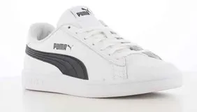 Championes urbanos Puma modelo Smash V2, color blanco con la icónica franja lateral en negro. Diseño clásico de corte bajo con cierre de cordones y suela de goma resistente.