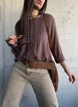 Blusa marrón chocolate de corte oversize, con mangas largas y detalles de encaje y botones forrados en el frente.