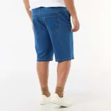 Bermuda de jean azul con cintura elástica ajustable mediante cordón y bolsillos laterales.