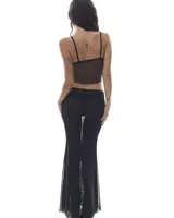 Top negro de breteles finos y encaje en el escote y ruedo, confeccionado en tejido de red transparente.