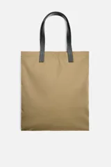 Bolso tipo shopper color beige, fabricado en tejido técnico con asas de mano de piel color negro. Tiene compartimento principal con cierre de imán y bolsillo interior con cremallera.