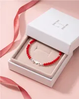 Pulsera de hilo rojo ajustable con tres dijes de corazones en plata 925 y terminaciones con esferas de plata.