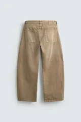 Jeans de hombre, corte balloon fit, tiro medio, confeccionados en denim rígido de algodón. Presentan un efecto lavado con un marcado degradado vertical, cinco bolsillos y cierre frontal con cremallera y botón.